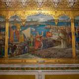 Cesare Augusto si occup� anche delle decorazioni interne, firmando le tele che adornano il salone medievale. Ritraggono l�ingresso a Bari del doge Orseolo dopo la sconfitta dei Saraceni (la cosiddetta �Vidua Vidue�)...